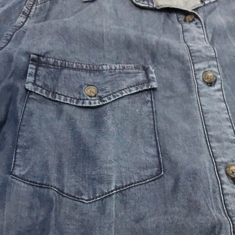 Young Hearts Run Free Women’s Chambray Button Down Shirt Size M - Picture 3 of 11